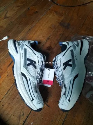 Zapatillas Kelme plateadas y blancas talla 38