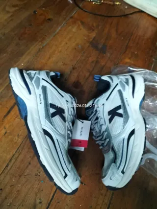 Zapatillas Kelme plateadas y blancas talla 38