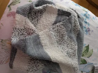 Bufanda cerrada gris y blanca