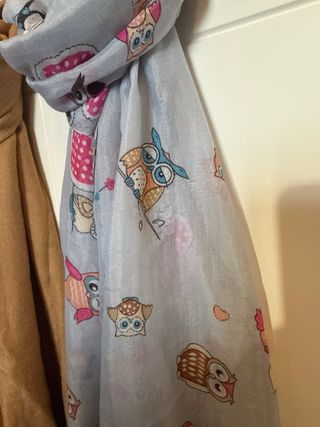 Bufandas marrones y Bufanda multicolor con buhos