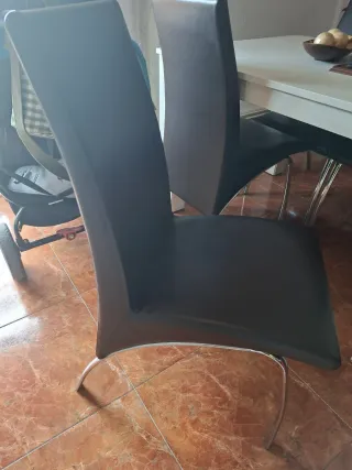 4 sillas negras en buen estado