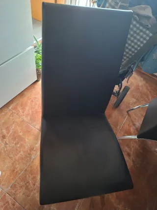 4 sillas negras en buen estado
