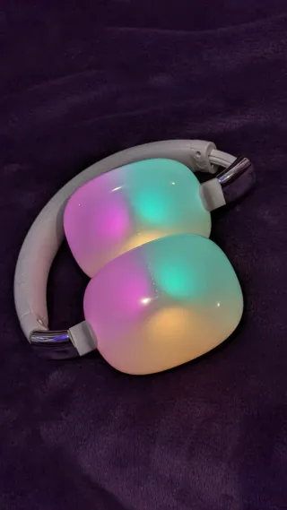 Auriculares blancos con luces LED