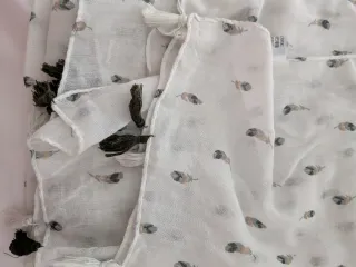 Pañuelo blanco con plumas y flecos