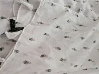 Pañuelo blanco con plumas y flecos