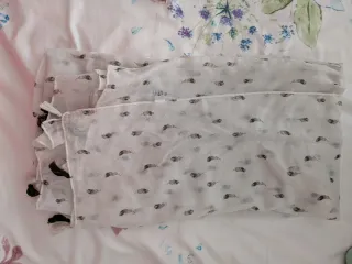 Pañuelo blanco con plumas y flecos