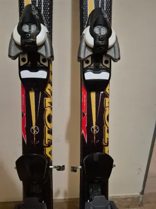 Esquís Atomic con fijaciones