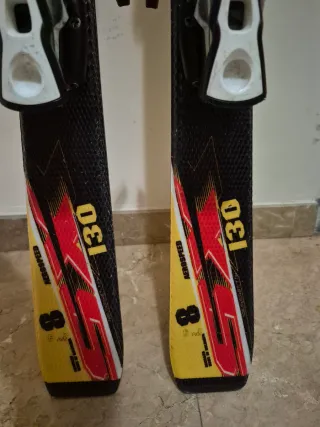 Esquís Atomic con fijaciones