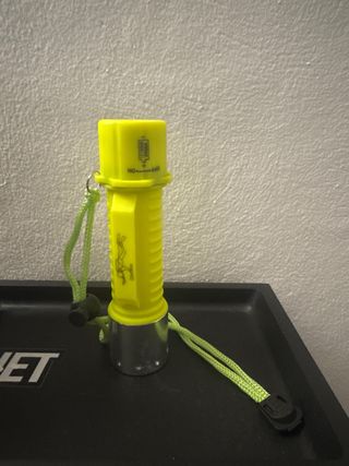 Linterna de pesca submarina amarilla