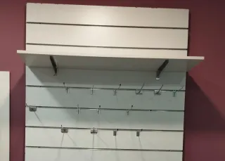 Lama de madera expositora.