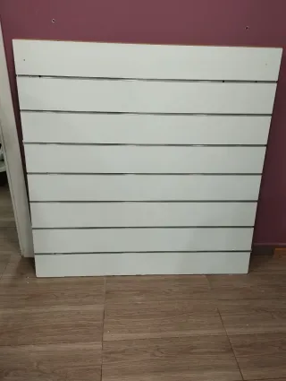 Lama de madera expositora.