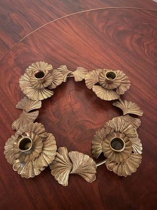 Candelabro de metal dorado floral