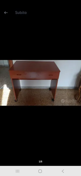 Scrivania in legno con ruote