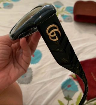 Gafas de sol Gucci negras y doradas