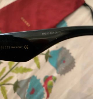 Gafas de sol Gucci negras y doradas