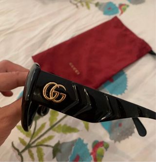 Gafas de sol Gucci negras y doradas