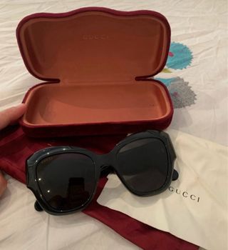 Gafas de sol Gucci negras y doradas