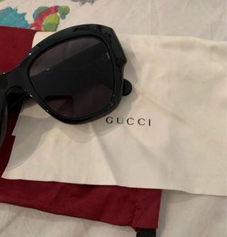 Gafas de sol Gucci negras y doradas