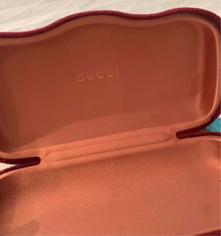 Gafas de sol Gucci negras y doradas