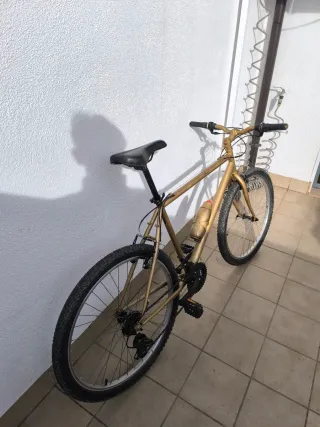 Bicicleta de montaña dorada talla L/XL