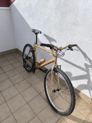 Bicicleta de montaña dorada talla L/XL
