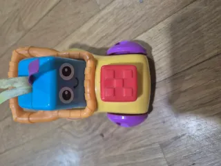 Coche de juguete con ruedas y sonajero