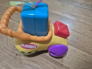 Coche de juguete con ruedas y sonajero