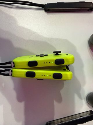 Joy-Con Amarillo Nintendo Switch + cargador.