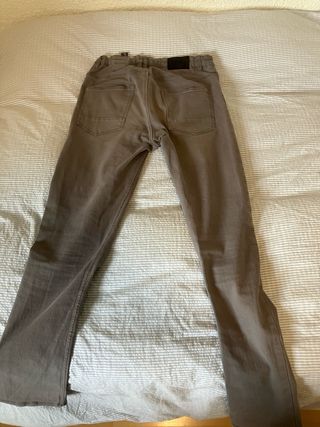 Pantalón vaquero gris