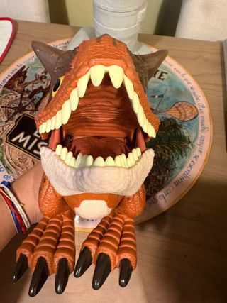 Dinosaurio de juguete Carnotaurus