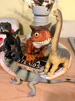 Dinosaurio de juguete Carnotaurus