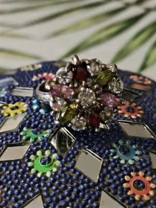 Anillo Vintage Rosetón Piedras Preciosas diseño