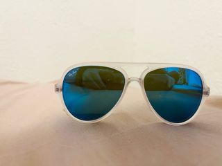 Gafas de sol Ray-Ban azules y blancas
