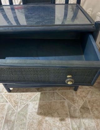 Mesita de noche de ratán azul con cristal