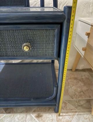 Mesita de noche de ratán azul con cristal