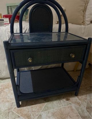 Mesita de noche de ratán azul con cristal