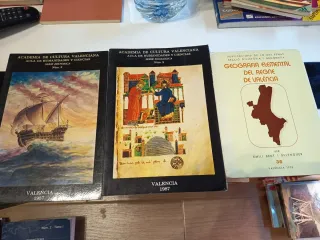 Tres libros dos de la academia cultura valenciana
