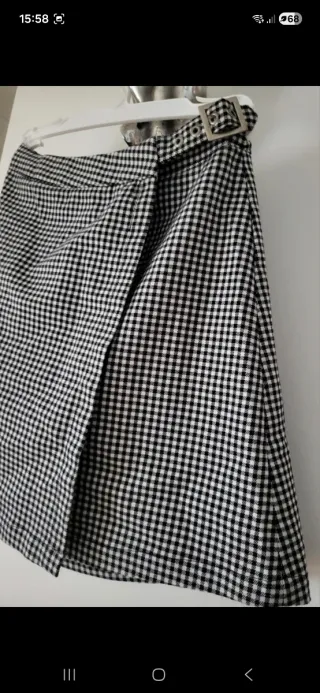 Falda corta estampado cuadros blancos y negros