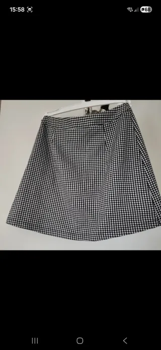 Falda corta estampado cuadros blancos y negros