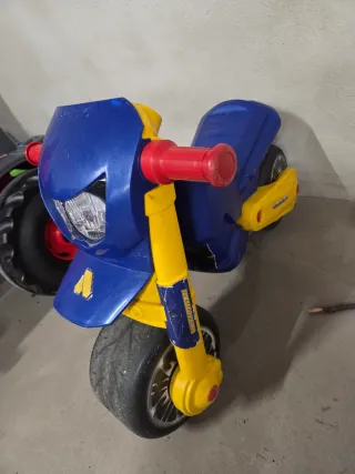 Moto de juguete azul y amarilla