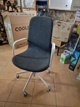 Silla de oficina gris y blanca