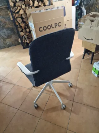 Silla de oficina gris y blanca