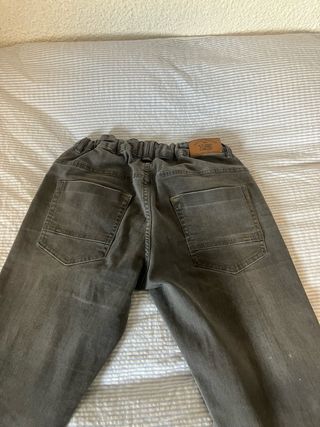Pantalón vaquero gris