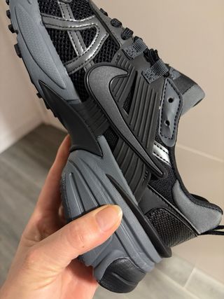 Nike V2k Run negras y grises