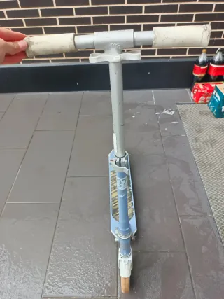 Patinete azul plegable