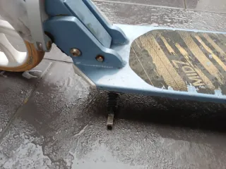 Patinete azul plegable