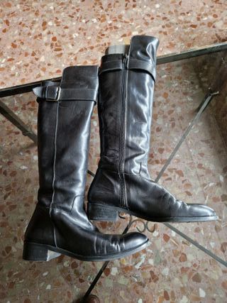 Botas altas piel Laura Amat. Color negro.