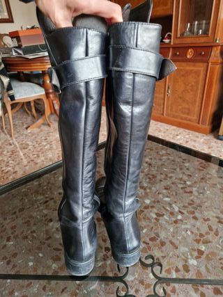 Botas altas piel Laura Amat. Color negro.