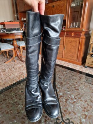 Botas altas piel Laura Amat. Color negro.