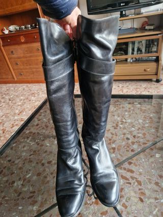 Botas altas piel Laura Amat. Color negro.